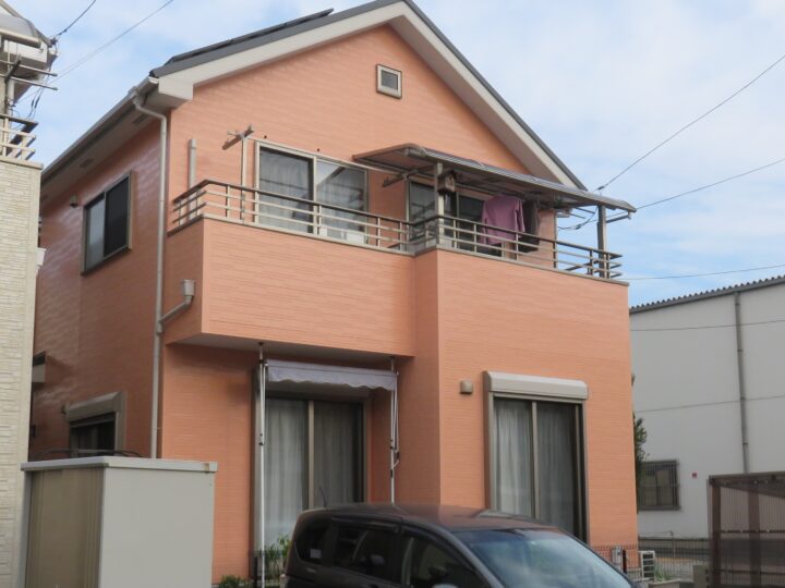 外壁塗装・屋根カバー工法　ピンク系の外壁塗装で明るい素敵な仕上がりに！